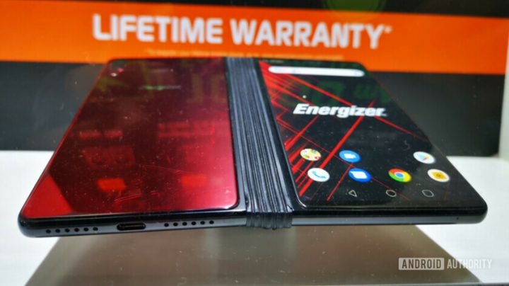 Elle Me Suce Dans L Avion Energizer a aussi un téléphone pliable, et il ne suce pas complètement