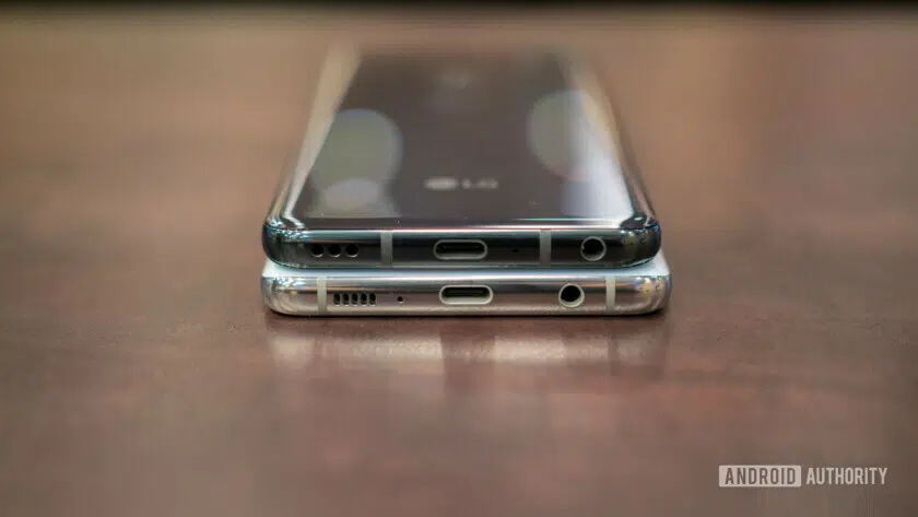 LG G8 ThinQ vs Samsung Galaxy S10 usb c port