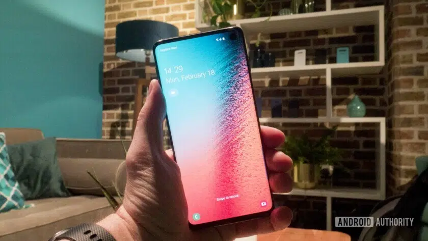 Samsung Galaxy S10 Front Homescreen