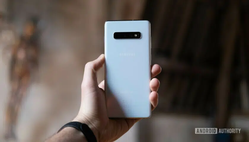 Samsung Galaxy S10 Plus Holding back (7 of 13)