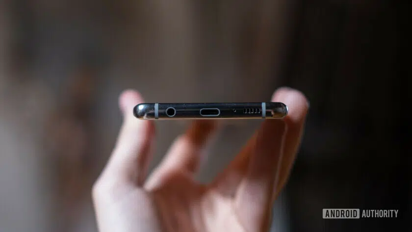 Samsung Galaxy S10 Plus Holding ports (9 of 13)