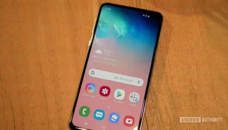 Samsung Galaxy S10e Front Homescreen