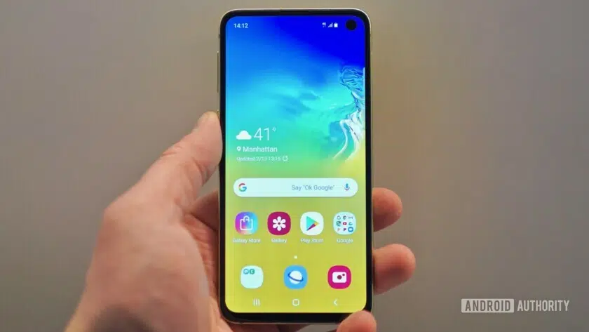 Samsung Galaxy S10e hands on01206