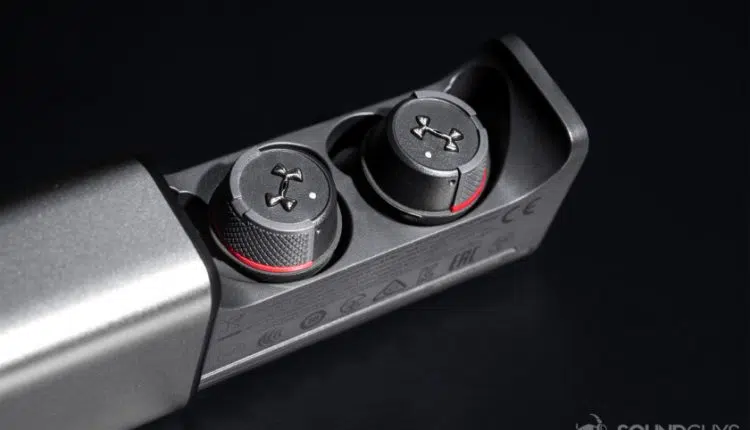 Under Armour True Wireless Flash JBL: Close up of the earbuds in the case with it sliding out.