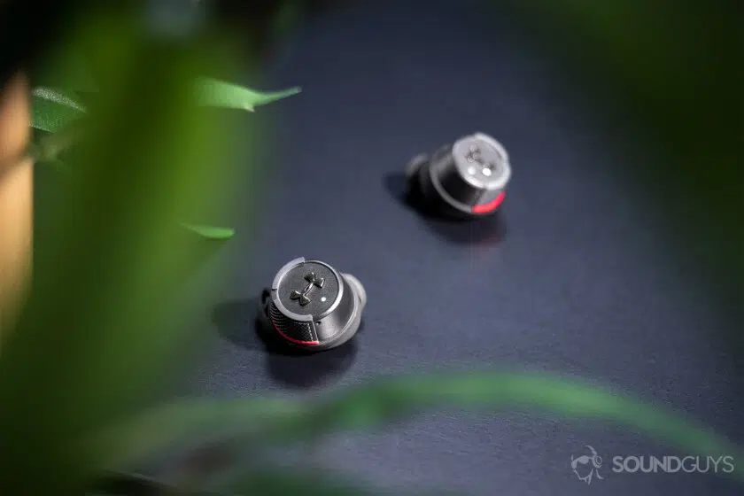 Under Armour True Wireless Flash JBL: Solo image of the earbuds on a black table.