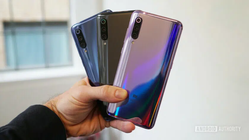 Xiaomi Mi 9 blue, black, purple in hand