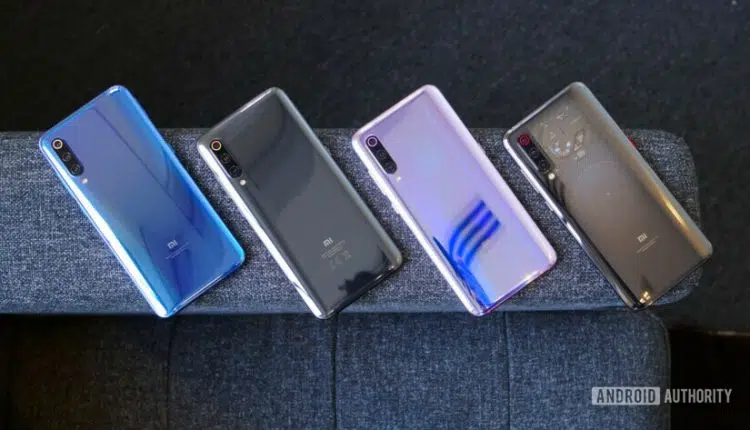 Photo of differen Xiaomi Mi 9 models featuring blue, black, pink e red color.