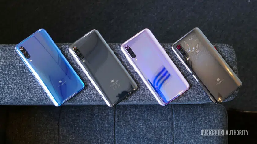 Photo of differen Xiaomi Mi 9 models featuring blue, black, pink e red color.