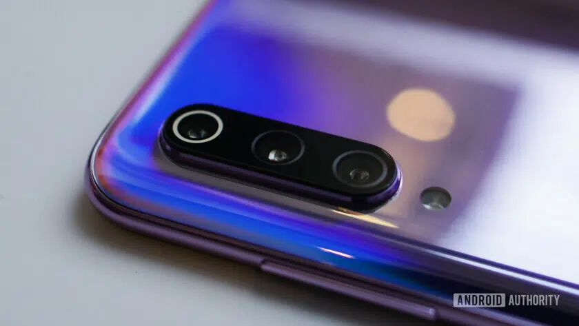 Xiaomi Mi 9 triple camera detail purple 3