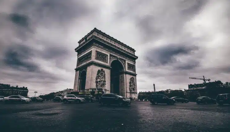 voitures près de l'Arc de Triomphe à Paris