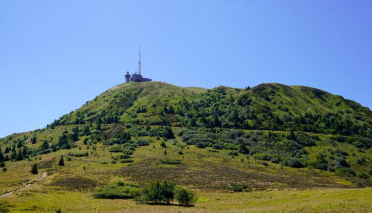 Ski, randonnée et détente : pourquoi choisir un gîte près de Super-Besse ?